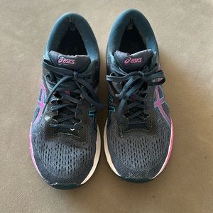Women’s running shoes